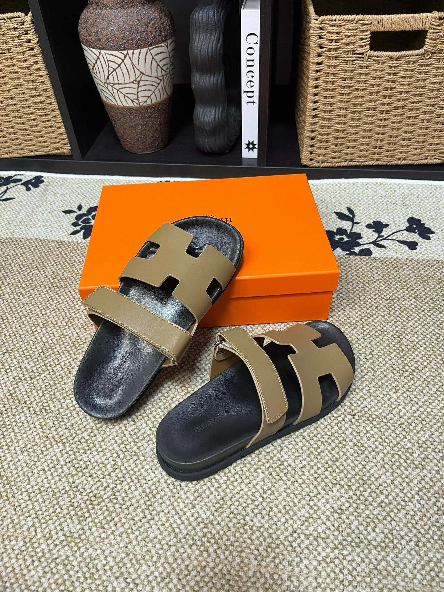 Factory price: 340💰Long-term availability Hermes men's Kazimir slippers for couples - top quality, Hermès woven calfskin functional sandals. The interwoven upper inspired by the "H" iconic pattern creates a casual look, which can be said to be a good companion for summer. Imported cowhide + cowhide lining + TU men's shoes💰Outsole Size: 35-46